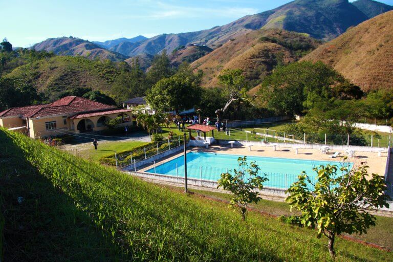 A Colônia de Férias dos Aeroviários fica em Miguel Pereira, no Rio de Janeiro. Possui duas piscinas, salão de jogos, campo de futebol e fica próxima à cachoeira.
