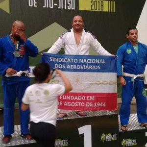 Adriano Menezes, dirigente do Sindicato Nacional dos Aeroviários em NATAL (RN), recebe apoio e patrocínio do SNA para participar de torneios de Jiu Jitsu. Em 2018, ele conquistou 1º lugar em sete campeonatos. 