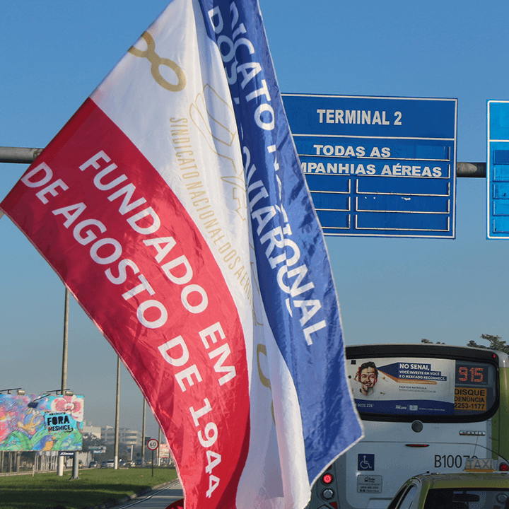 bandeira do SNA (Sindicato Nacional dos Aeroviários), no aeroporto Antônio Carlos Jobim, no Rio de Janeiro