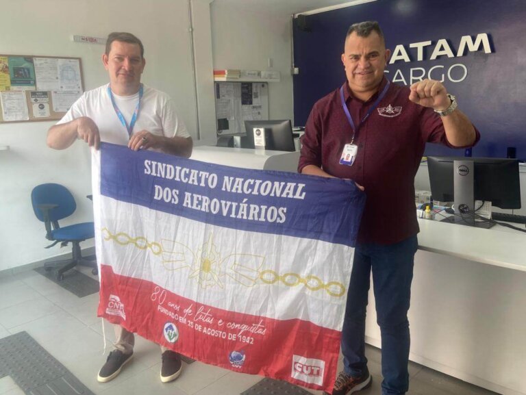 Luiz Pará, presidente do SNA e Fredson, diretor da base Rio Branco, estendem a luta sindical com a bandeira do SNA pela defesa dos aeroviários no Acre.