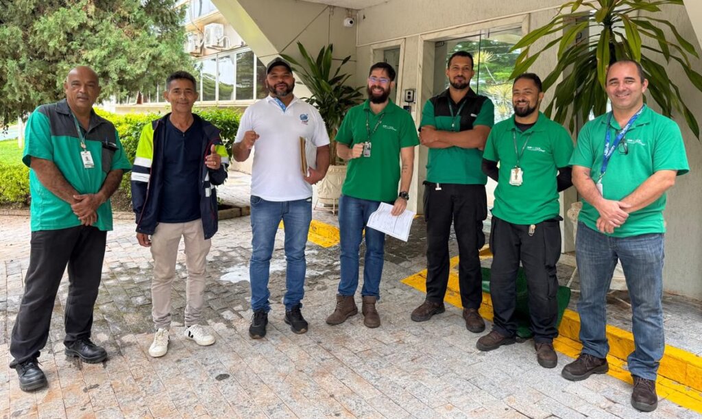 Carlão (Carlos Geiso, de camisa branca e boné), coordenador regional Centro-Oeste e Josenildo Silva, diretor sindical, junto com os companheiros na convocação da Assembléia dos trabalhadores da Líder Táxi Aéreo em Brasília, dia 15 de novembro.